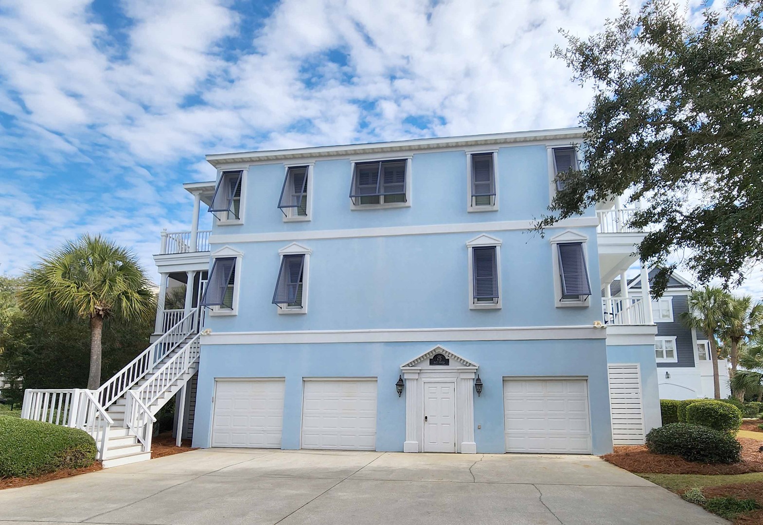 Side Entry Garage and Ground Level Entrance