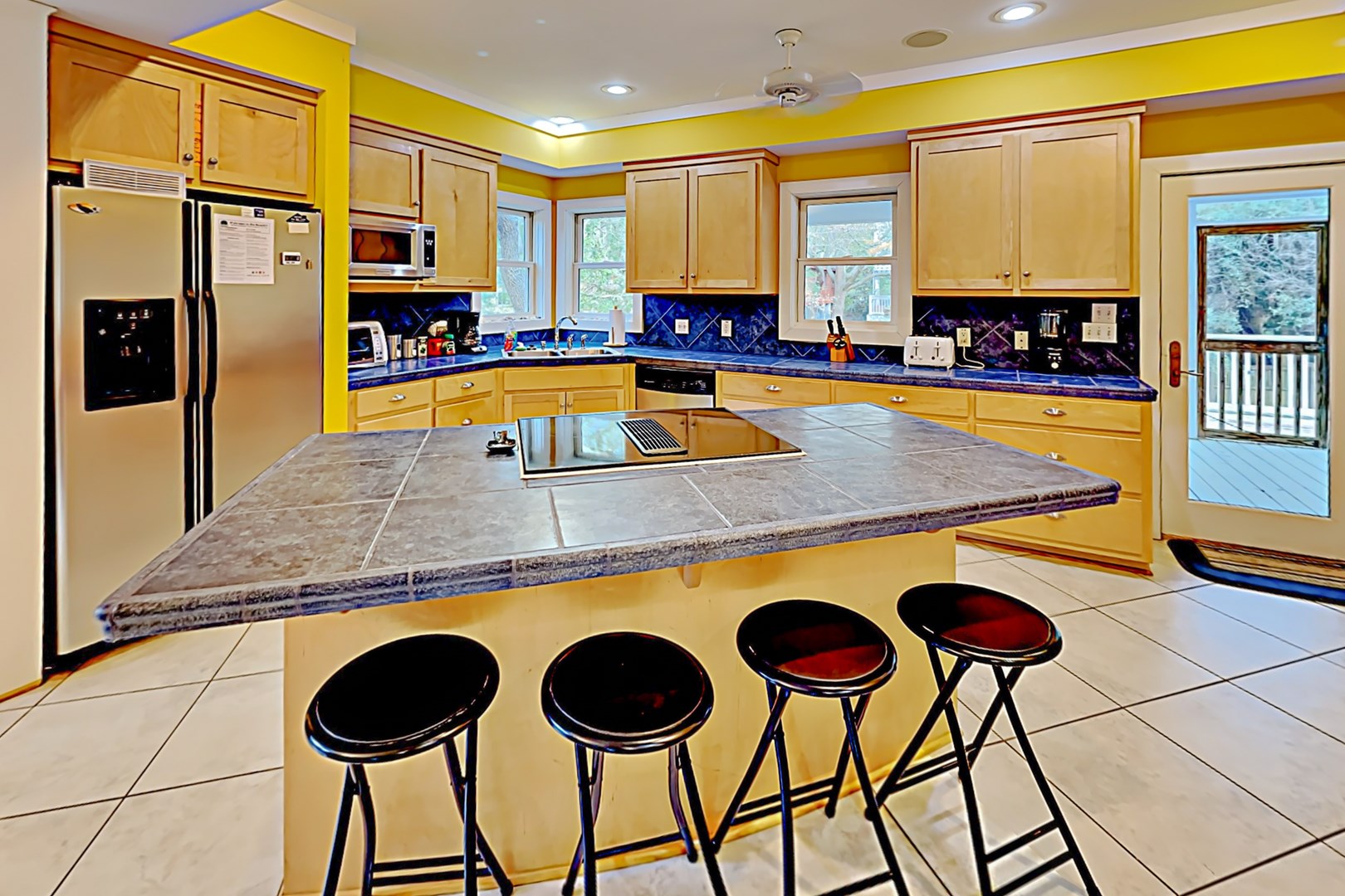 Breakfast Bar and Island