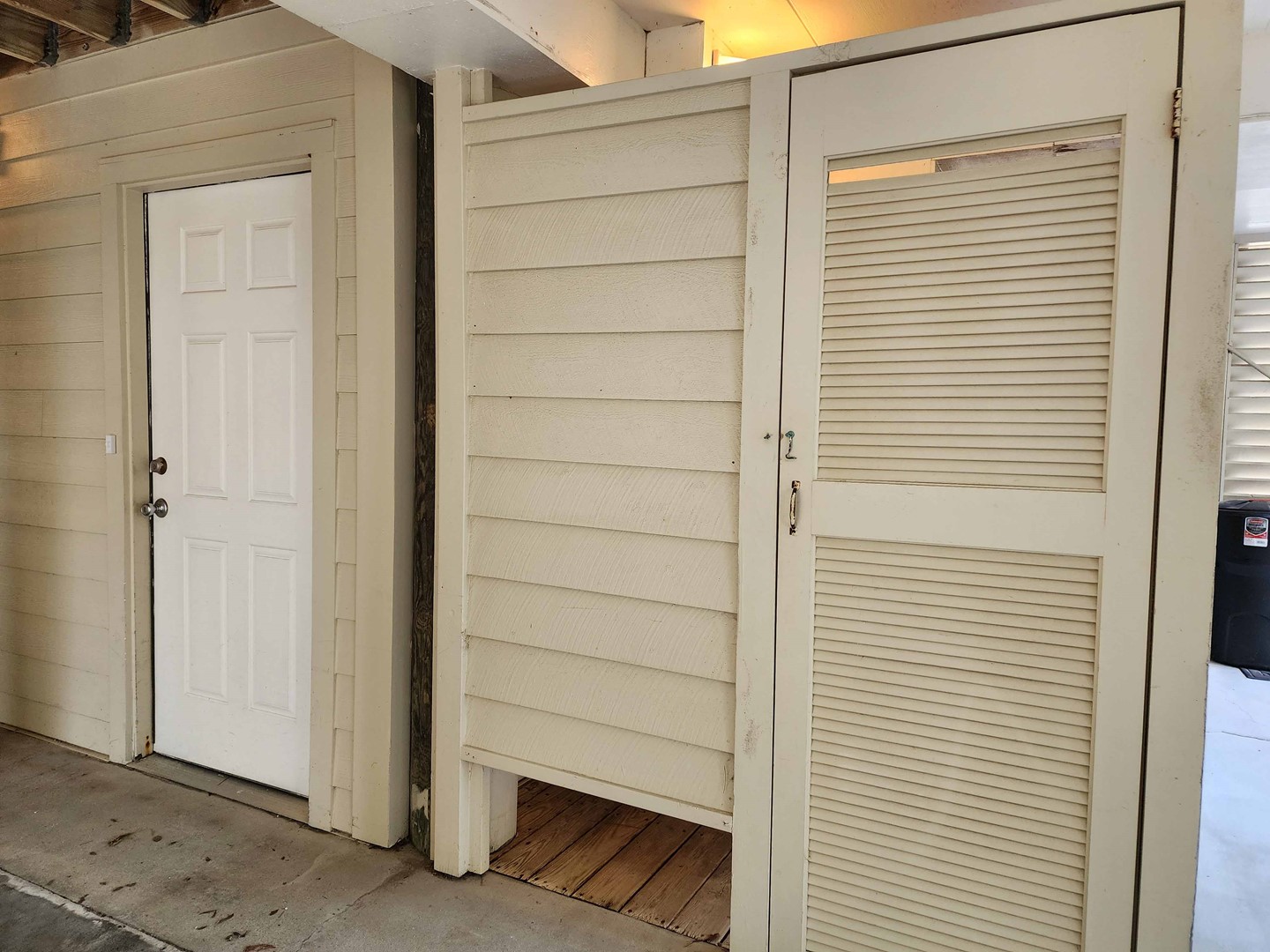 Enclosed Outside Shower and Ground Floor Entrance