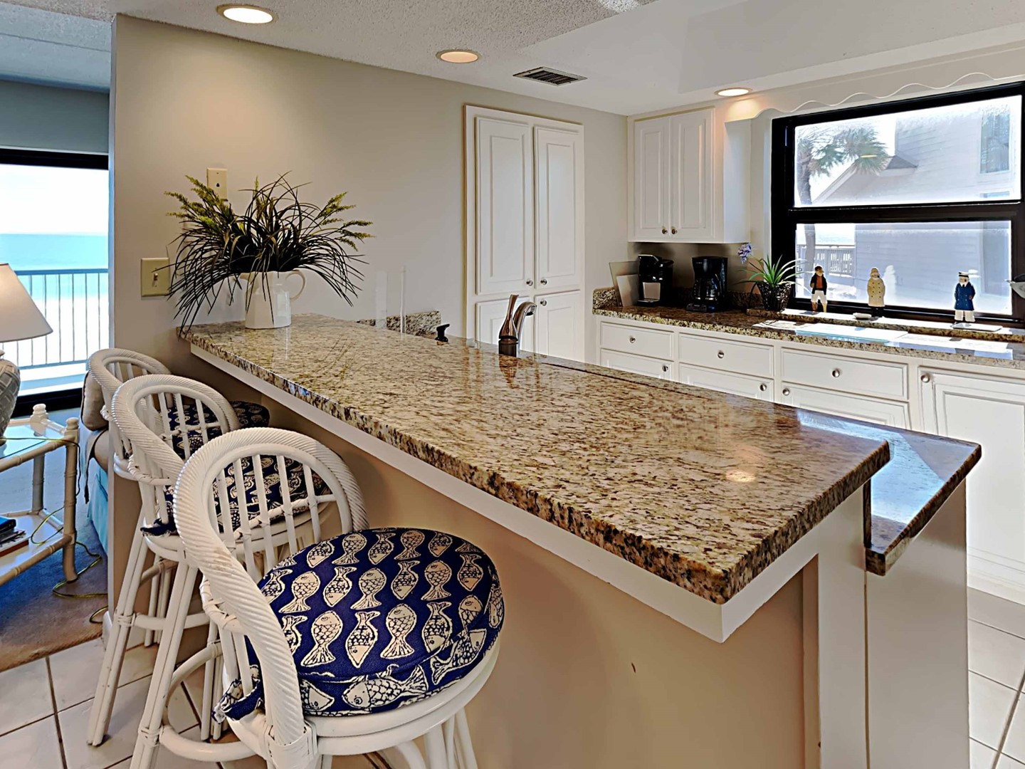 Breakfast Bar & Kitchen