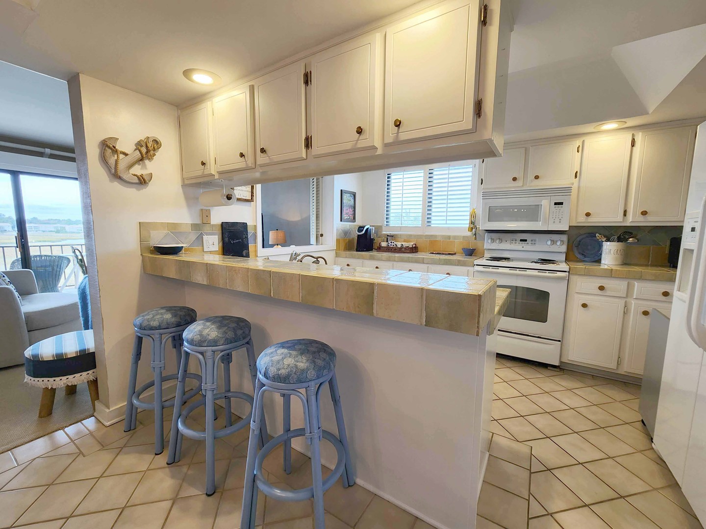 Breakfast Bar & Kitchen