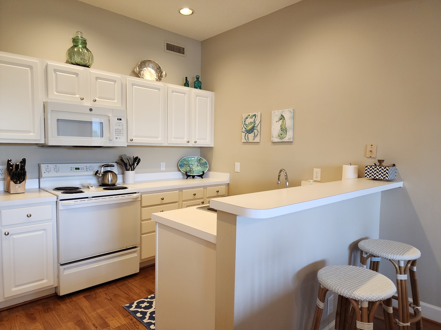 Breakfast Bar & Kitchen