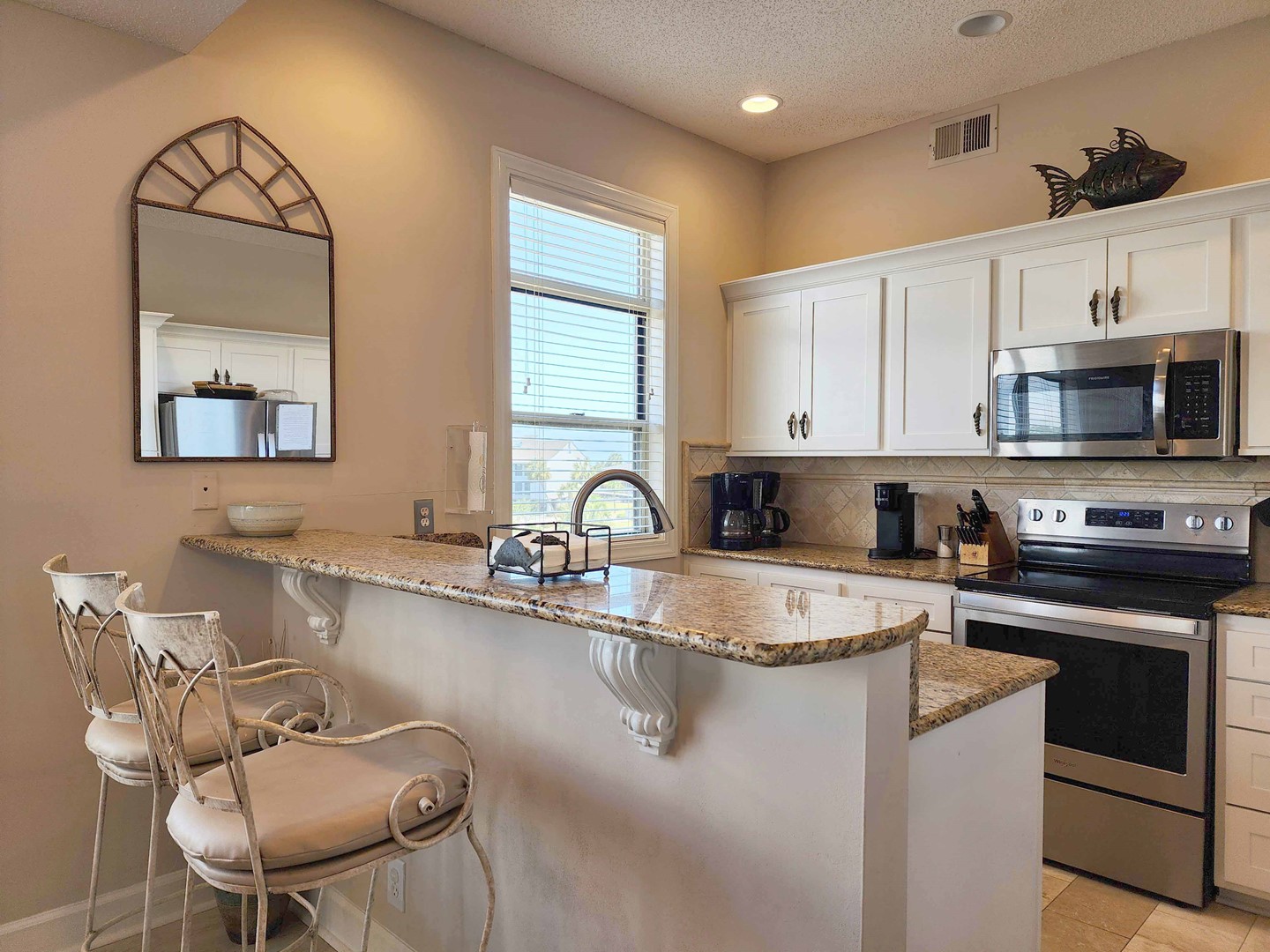 Breakfast Bar & Kitchen