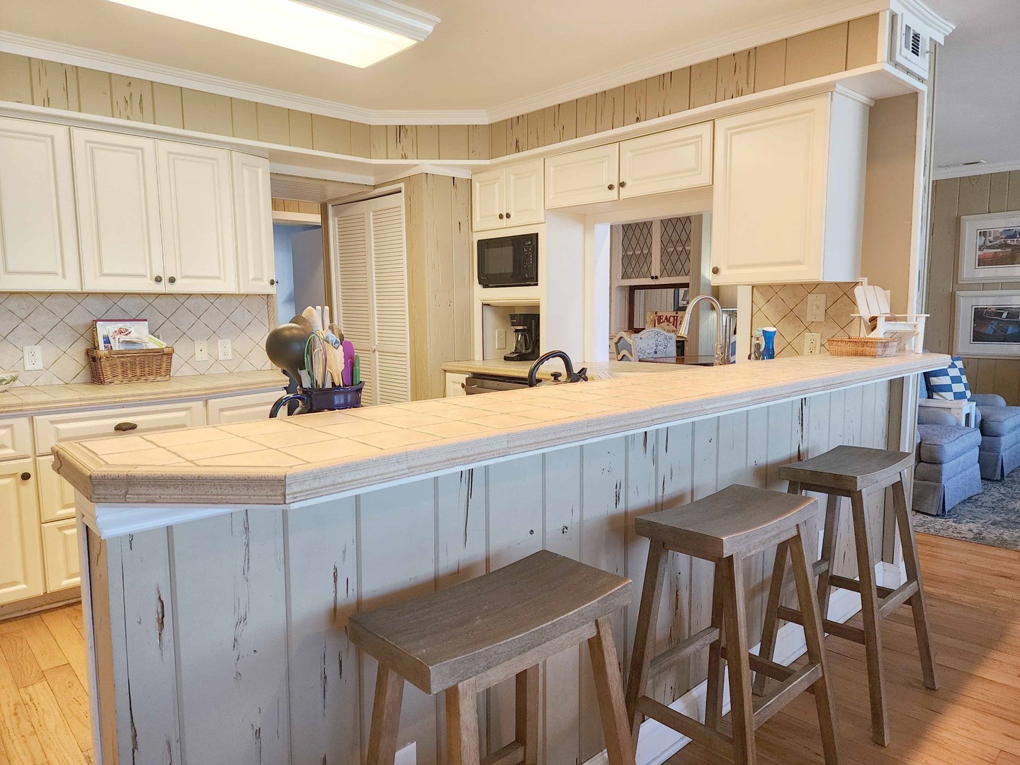 Breakfast Bar & Kitchen