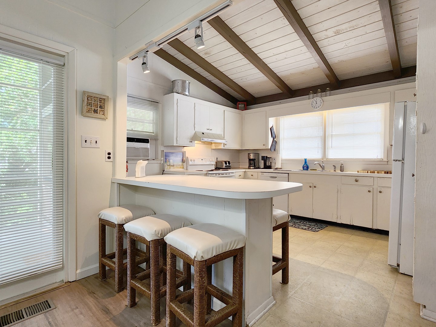 Breakfast Bar & Kitchen