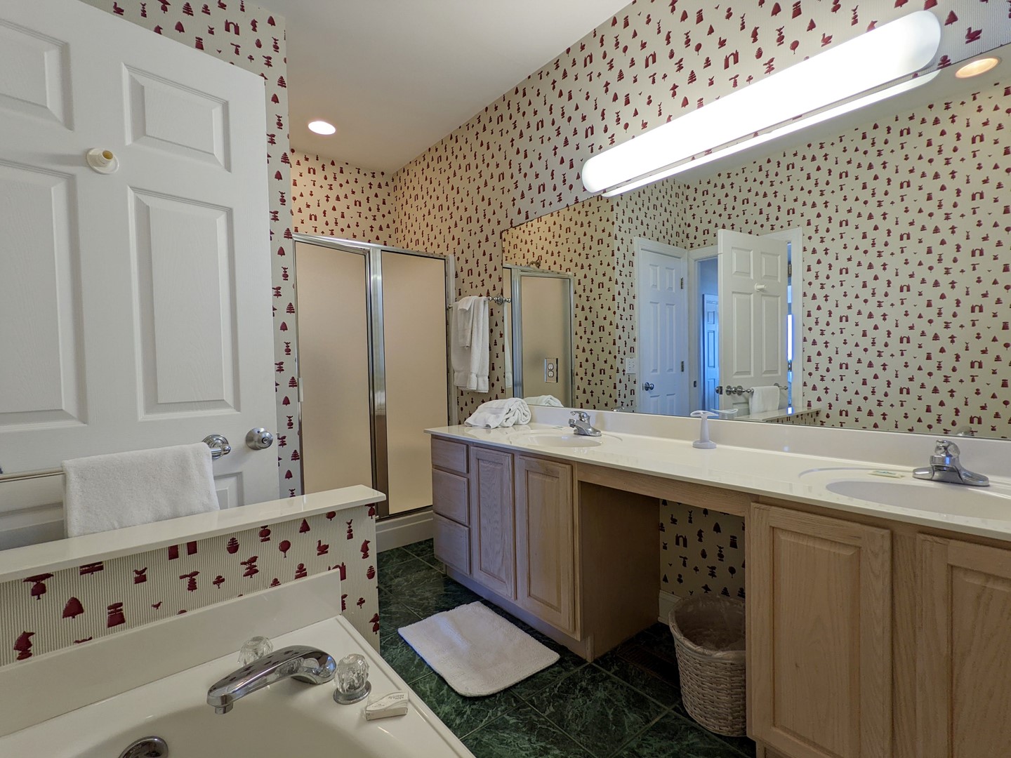 Bath 4 - 1st Floor
