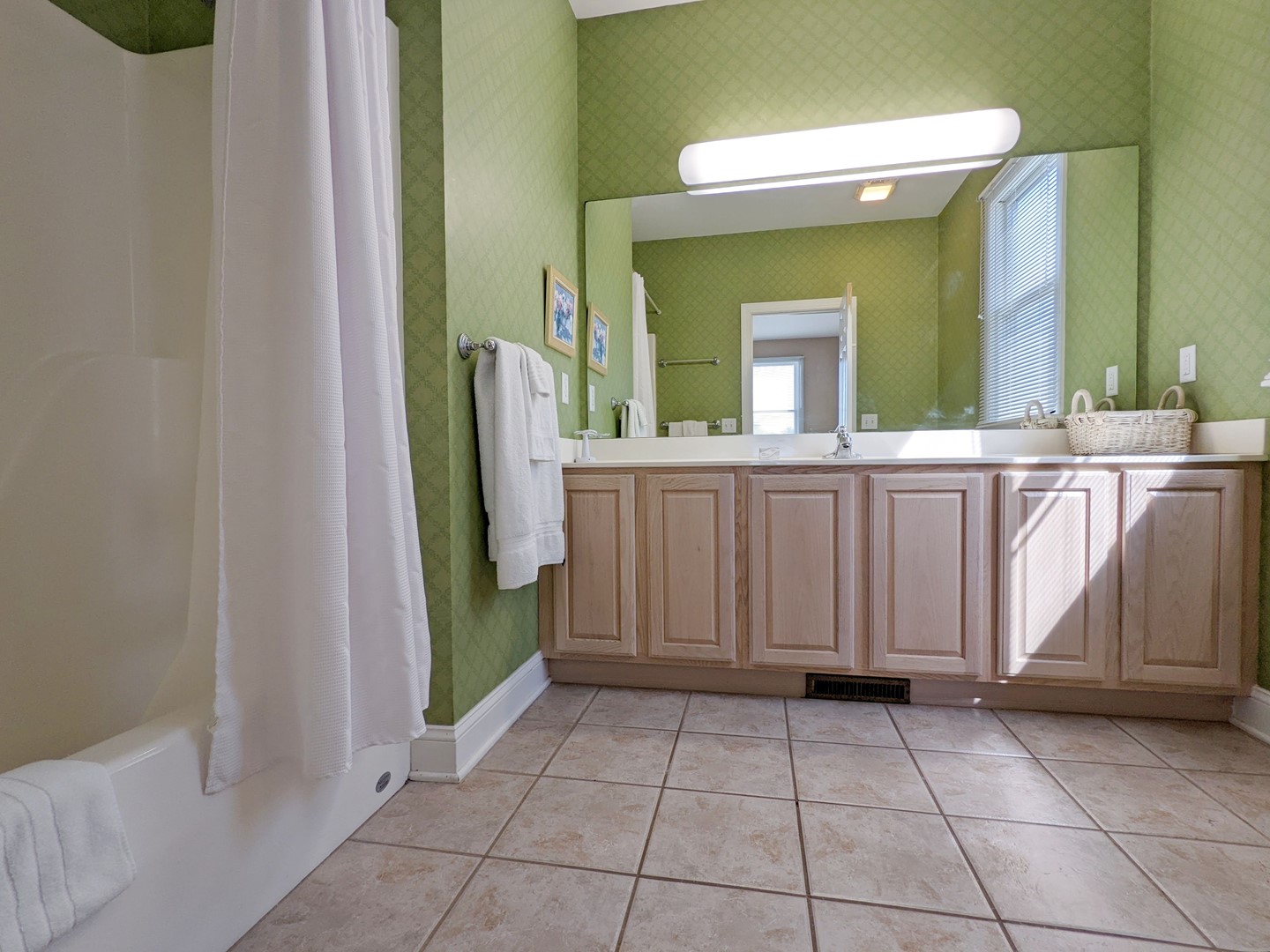 Bath 5 - 1st Floor