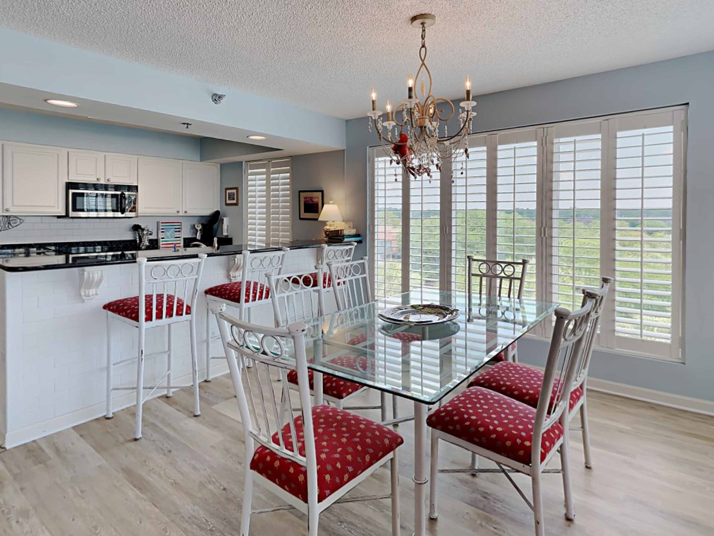 Dining Area & Kitchen