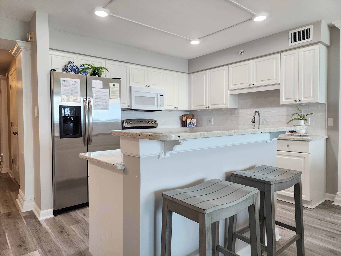 Breakfast Bar & Kitchen