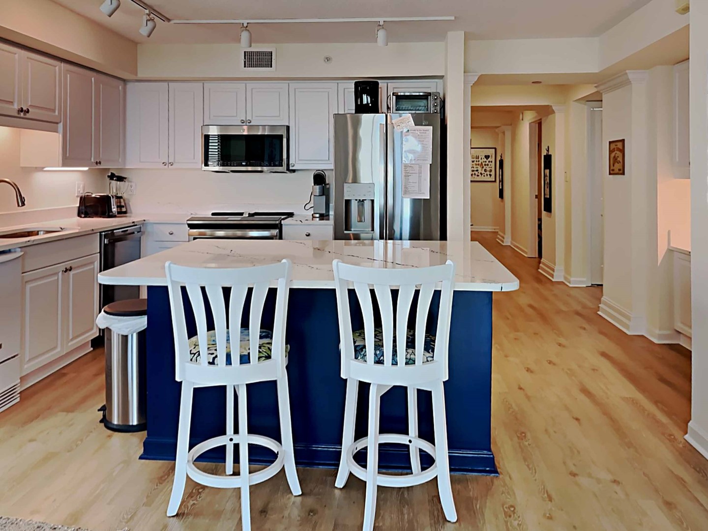 Breakfast Bar & Kitchen