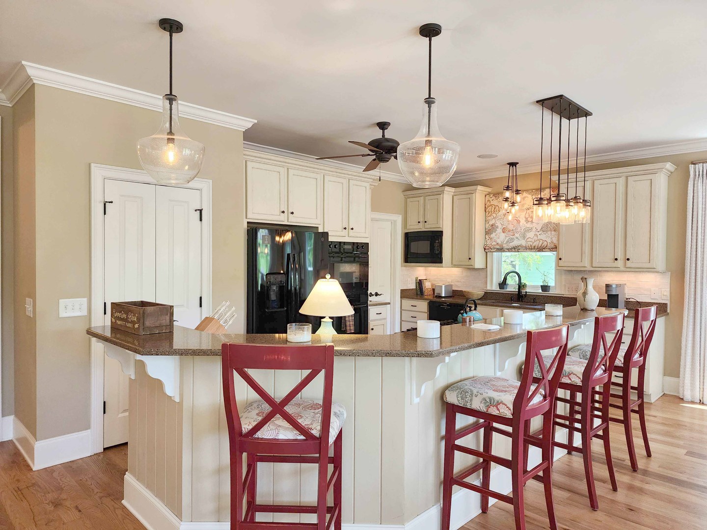 Breakfast Bar & Kitchen