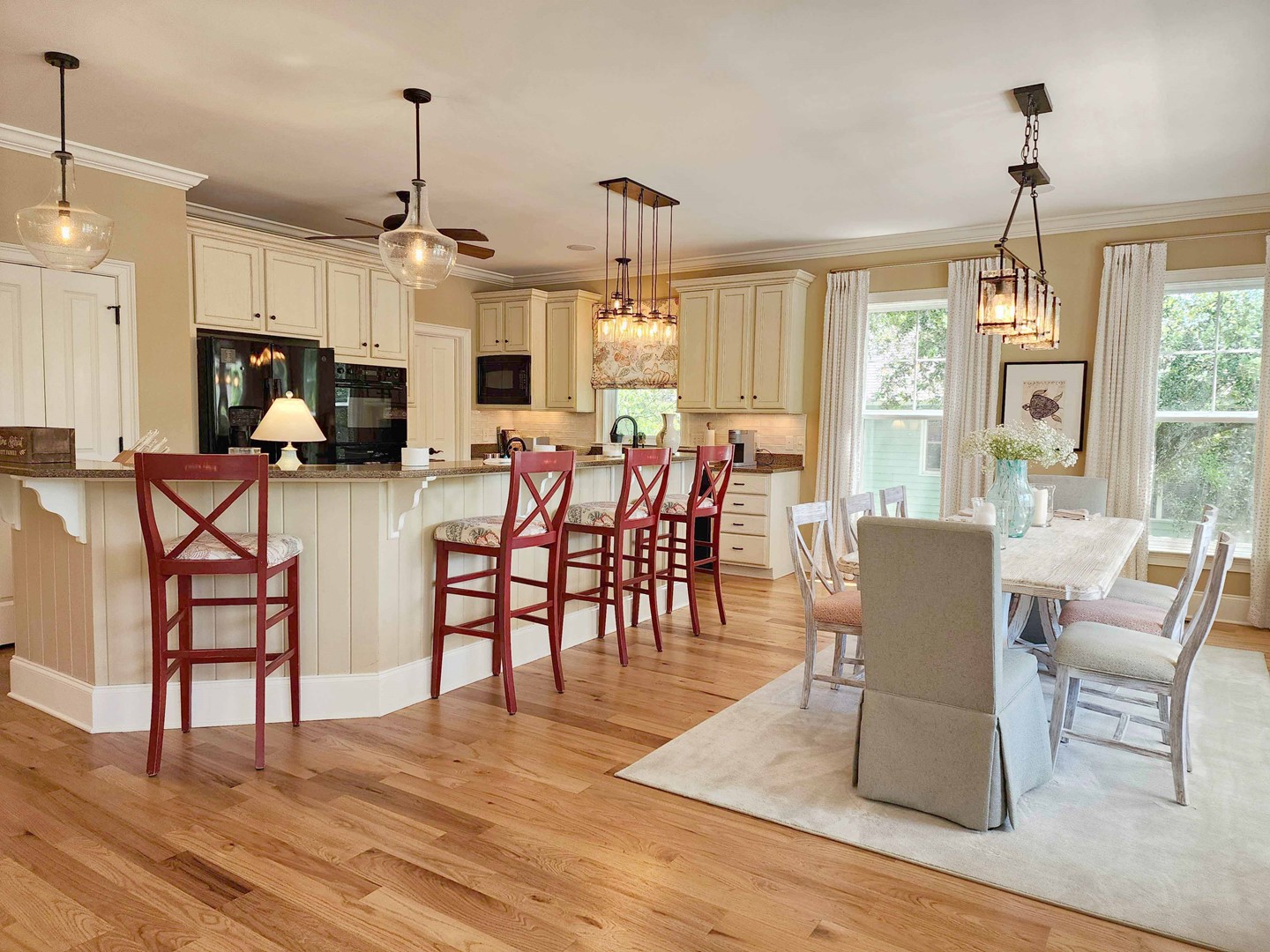 Dining Area & Kitchen