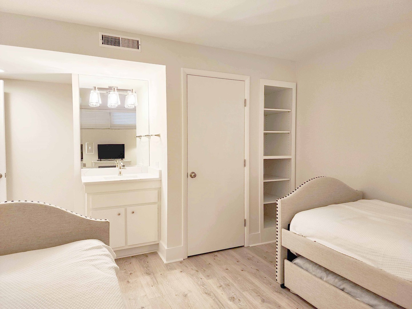 Private Vanity in Bedroom 3