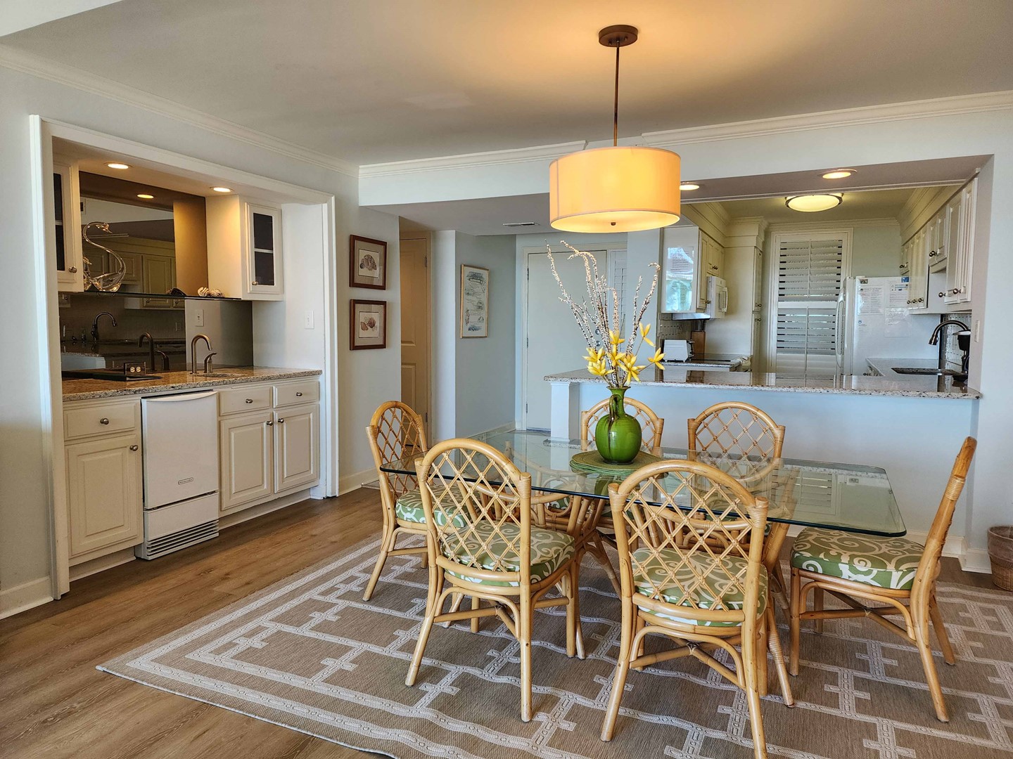 Dining Area & Wet Bar