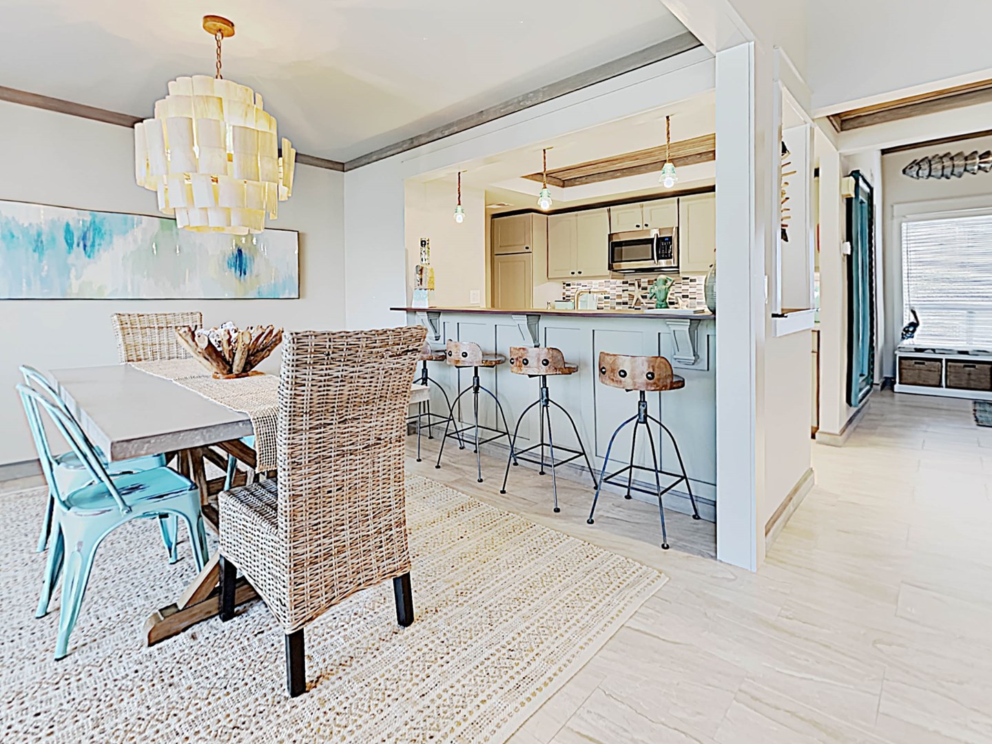  Dining Area & Breakfast Bar