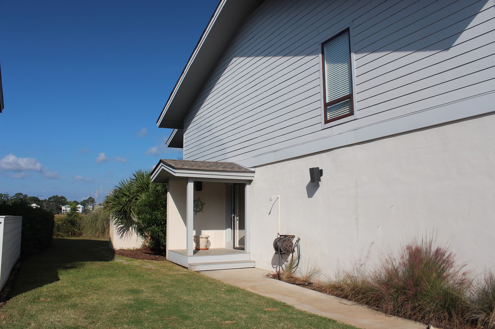 Side Entrance to Foyer
