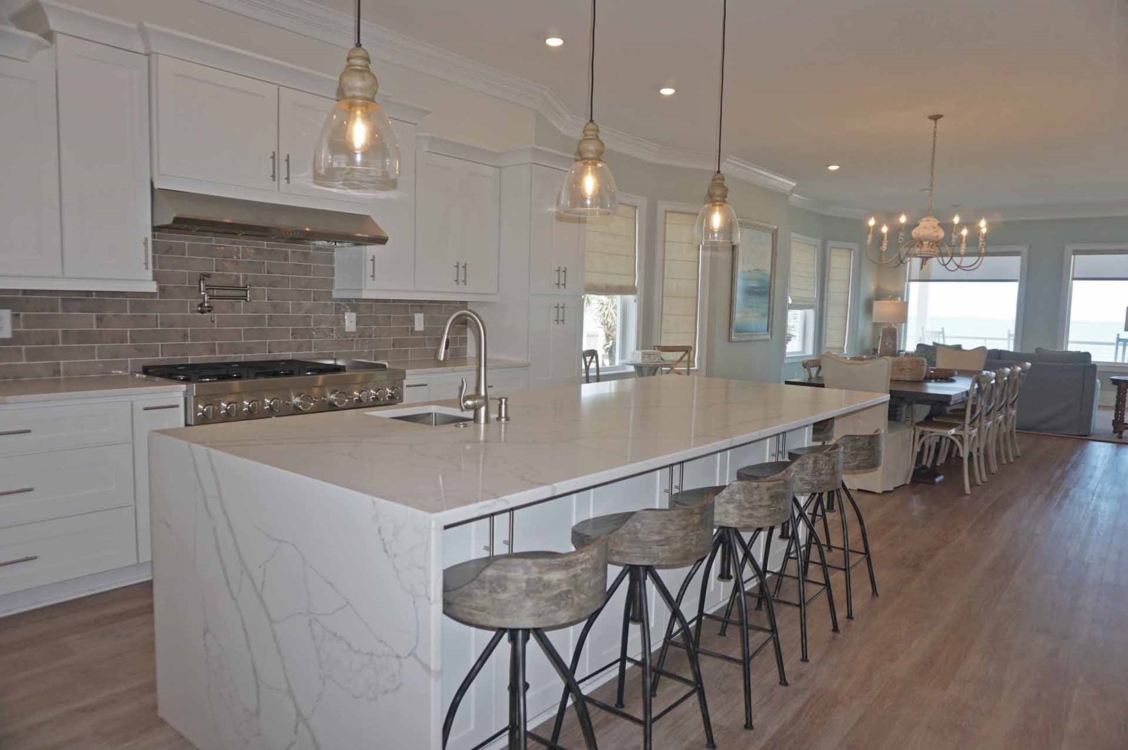 Breakfast Bar & Kitchen