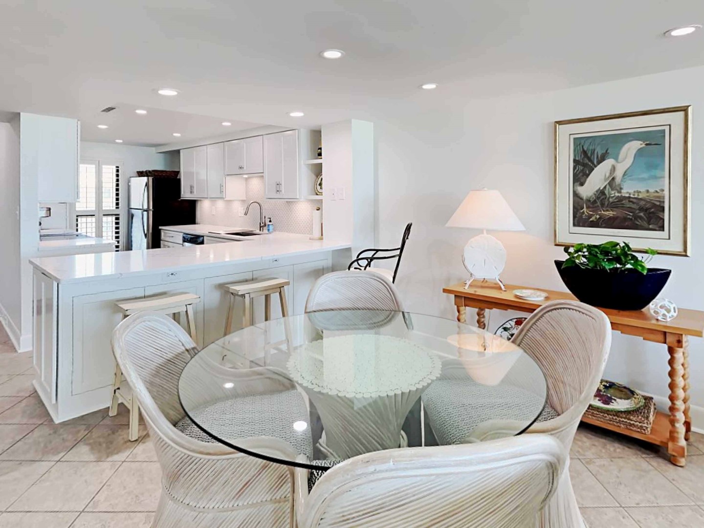 Dining Area & Breakfast Bar