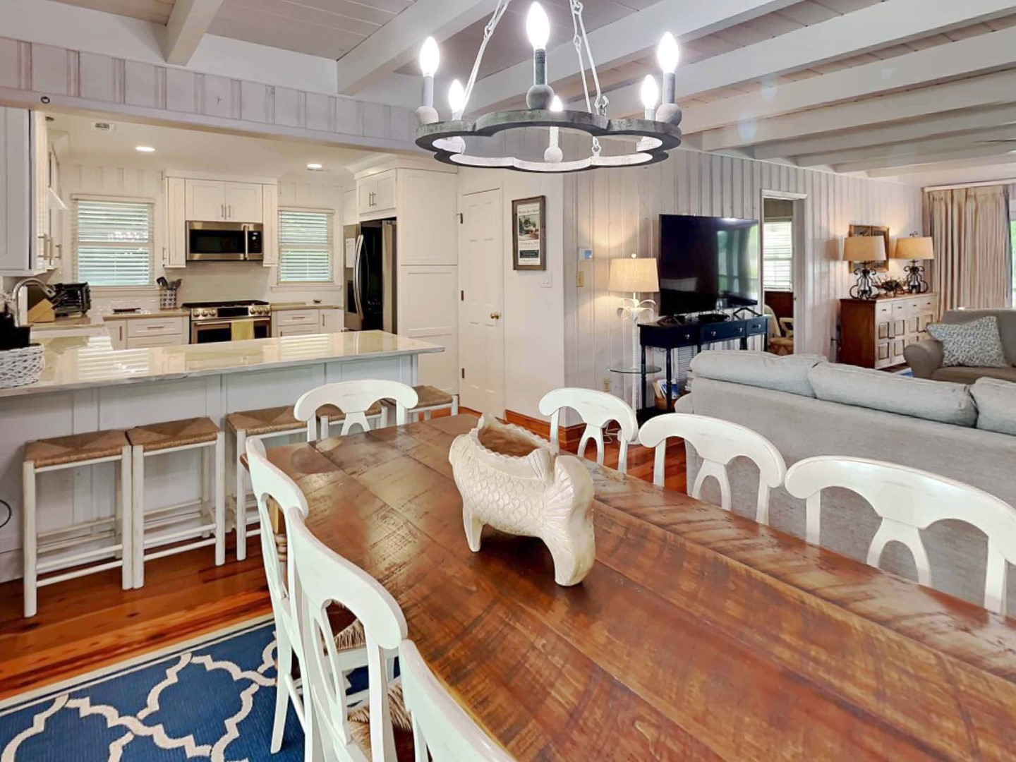 Dining Area & Kitchen