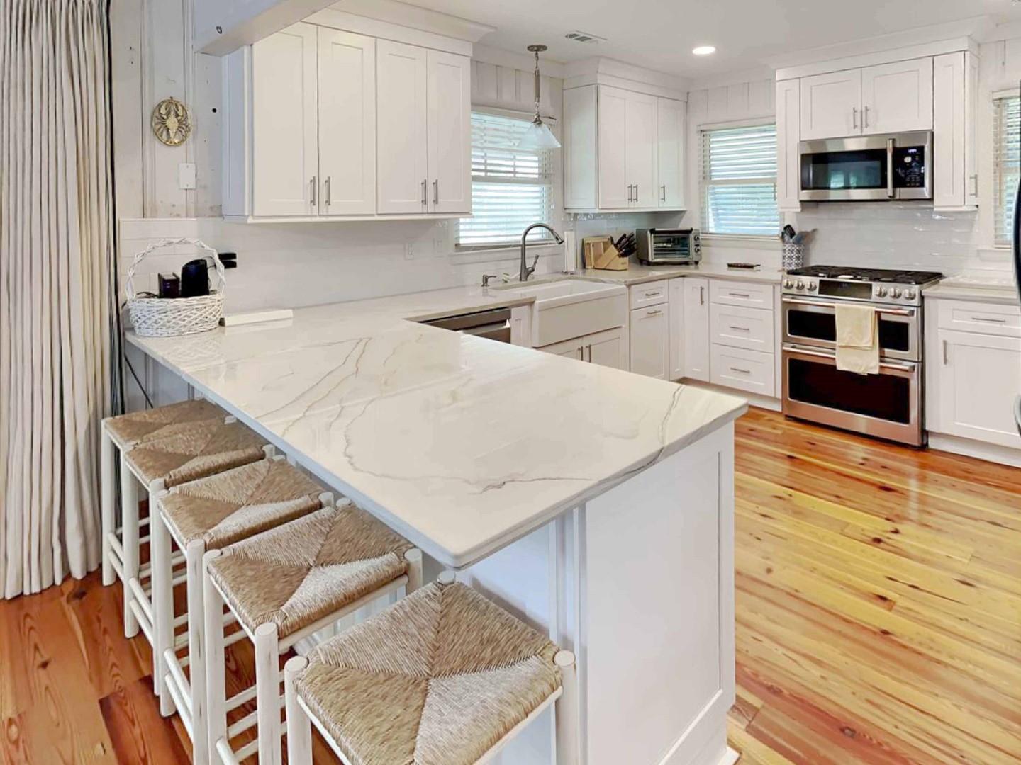 Breakfast Bar & Kitchen