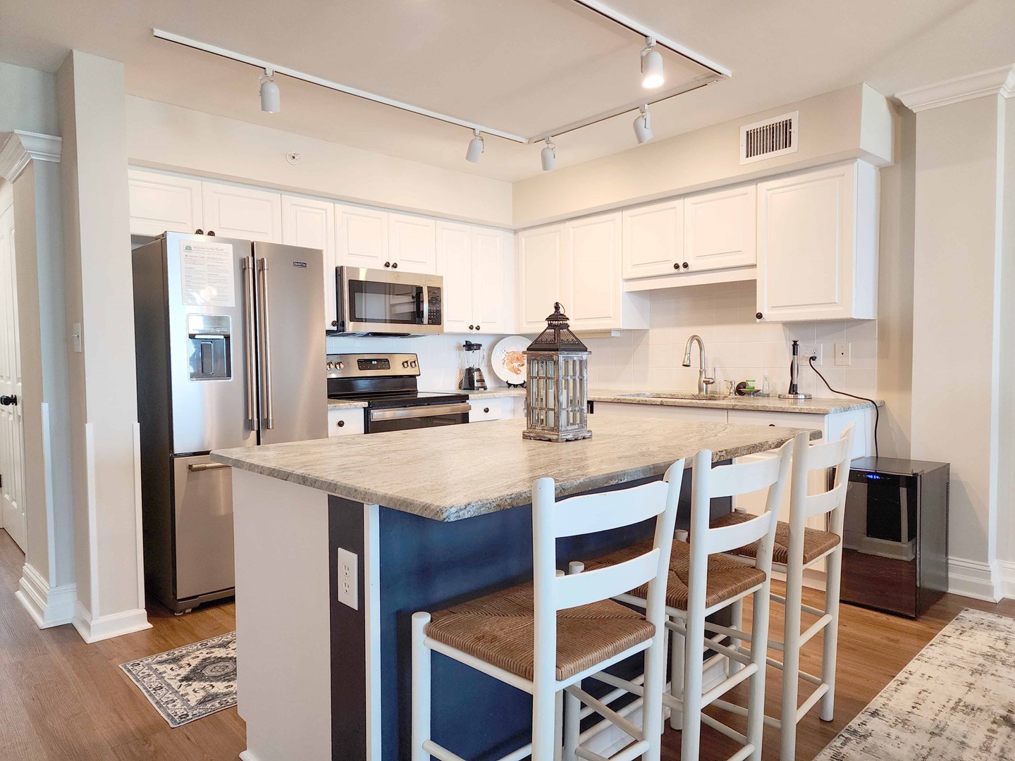 Breakfast Bar & Kitchen