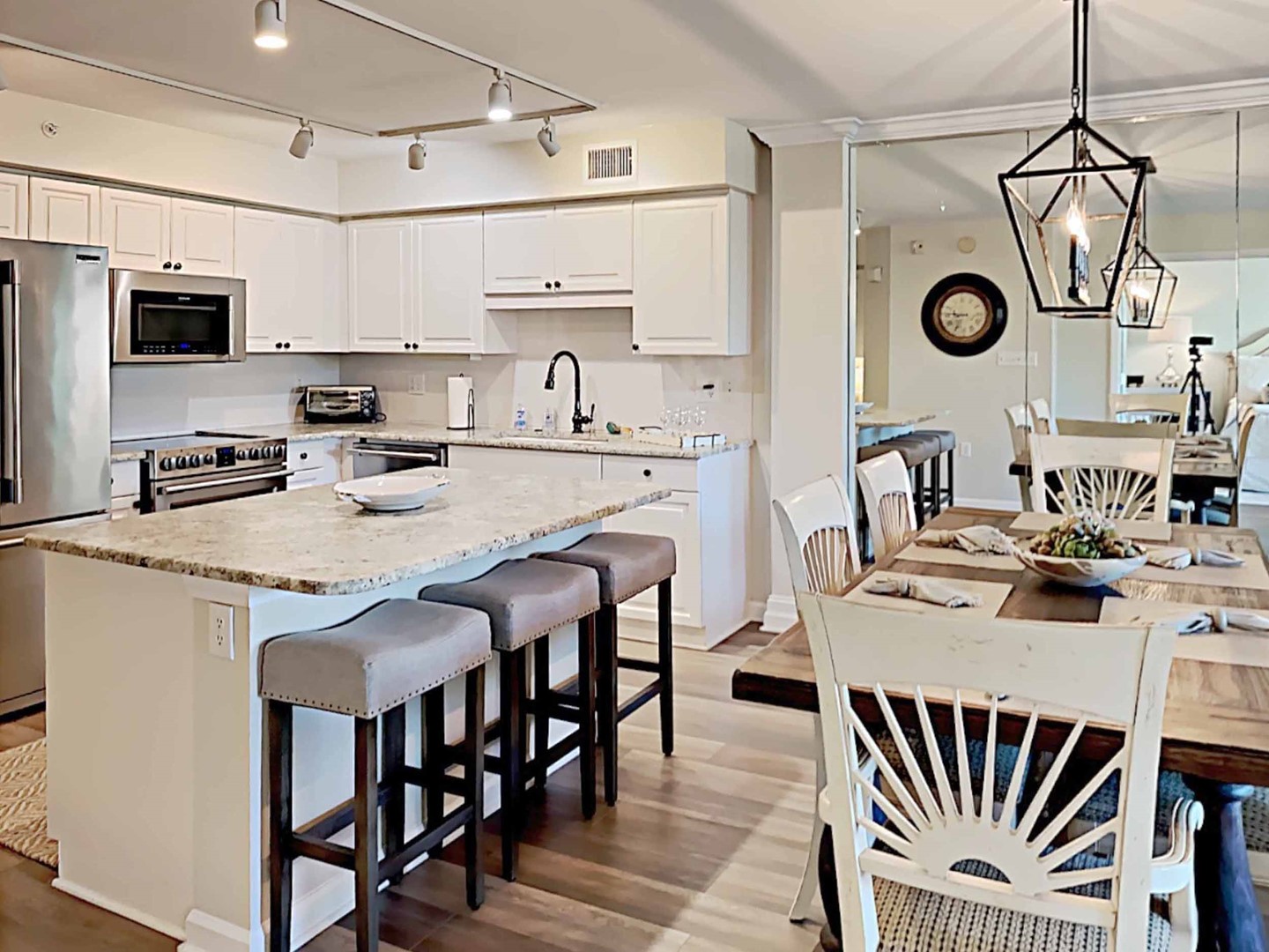 Breakfast Bar, Kitchen & Dining Area