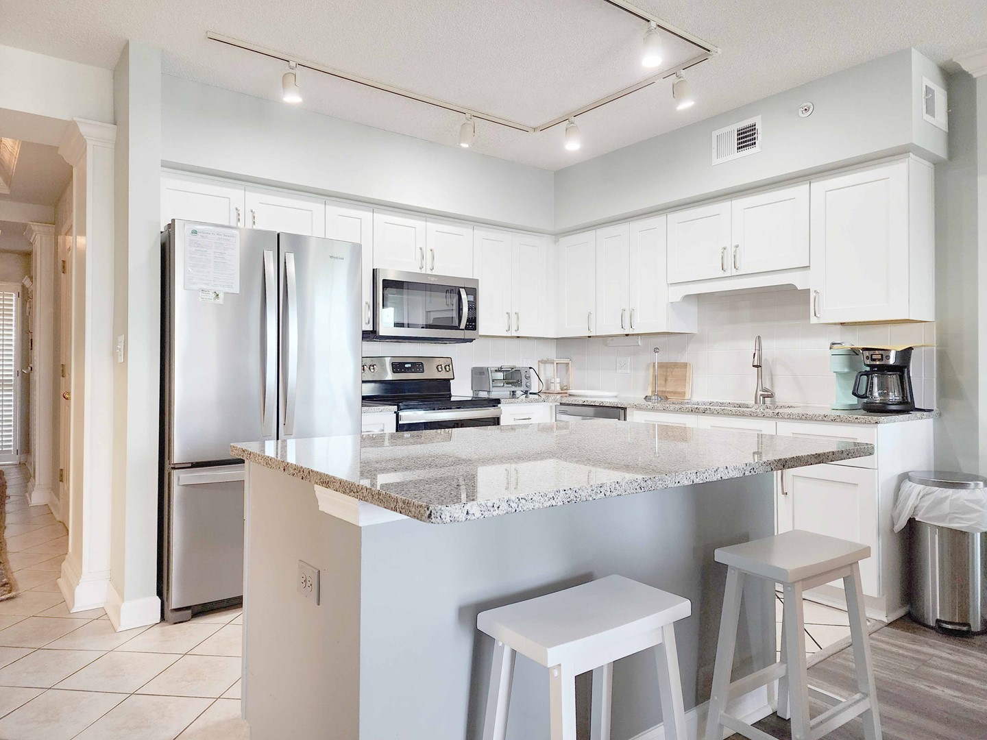 Breakfast Bar & Kitchen