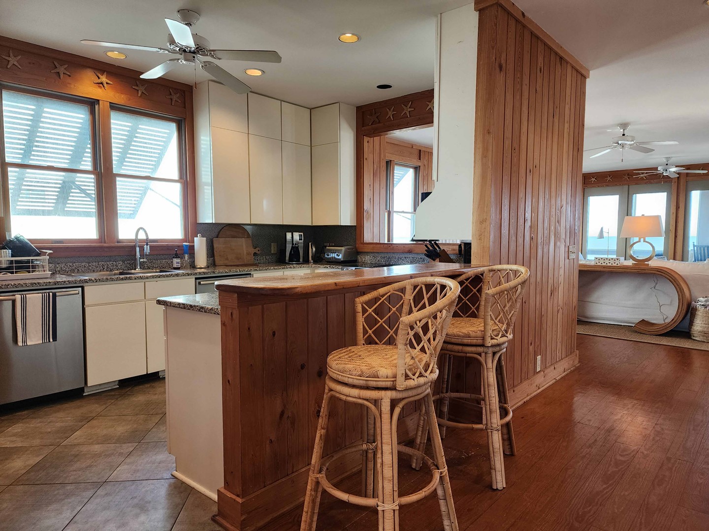 Breakfast Bar & Kitchen