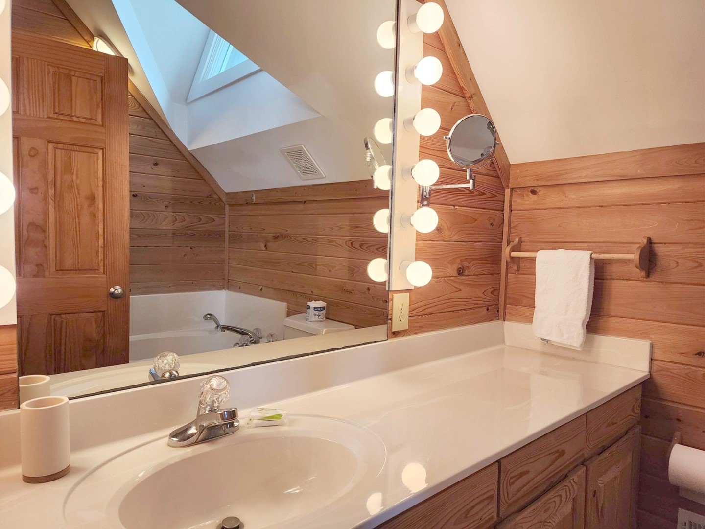 Master Bath 1 has Tub