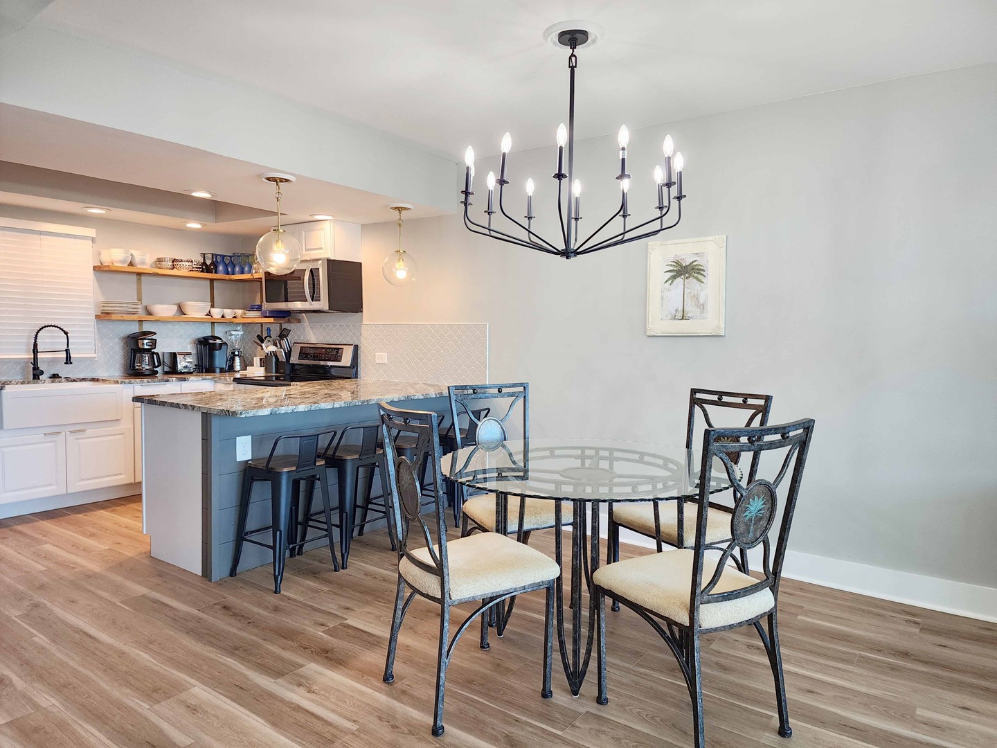 Dining Area & Kitchen