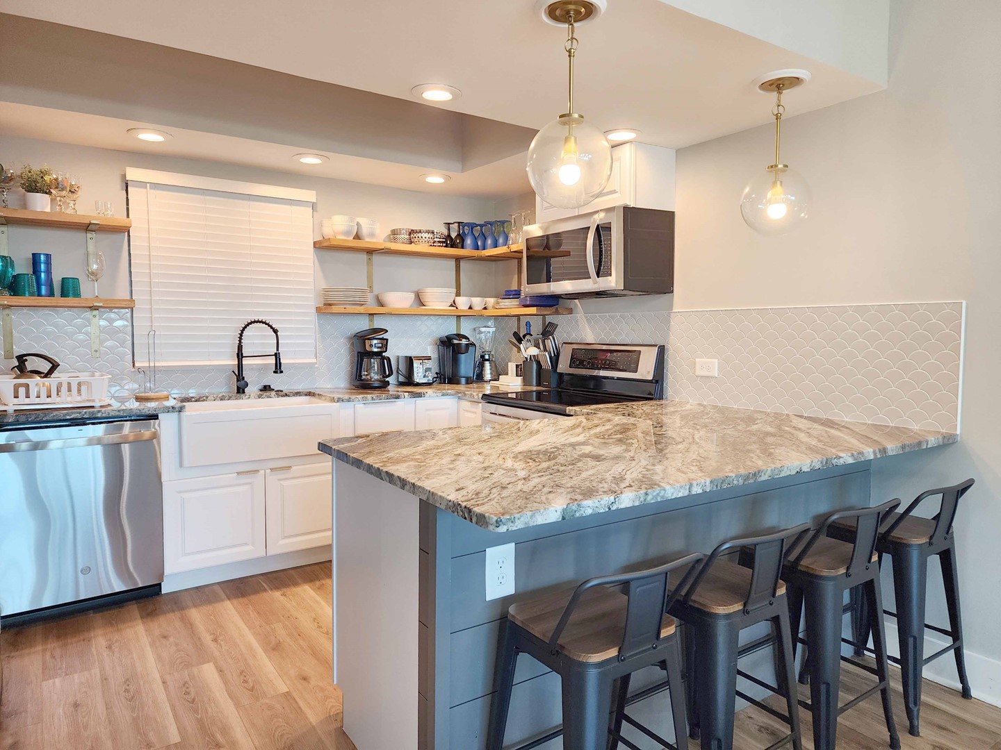 Breakfast Bar & Kitchen