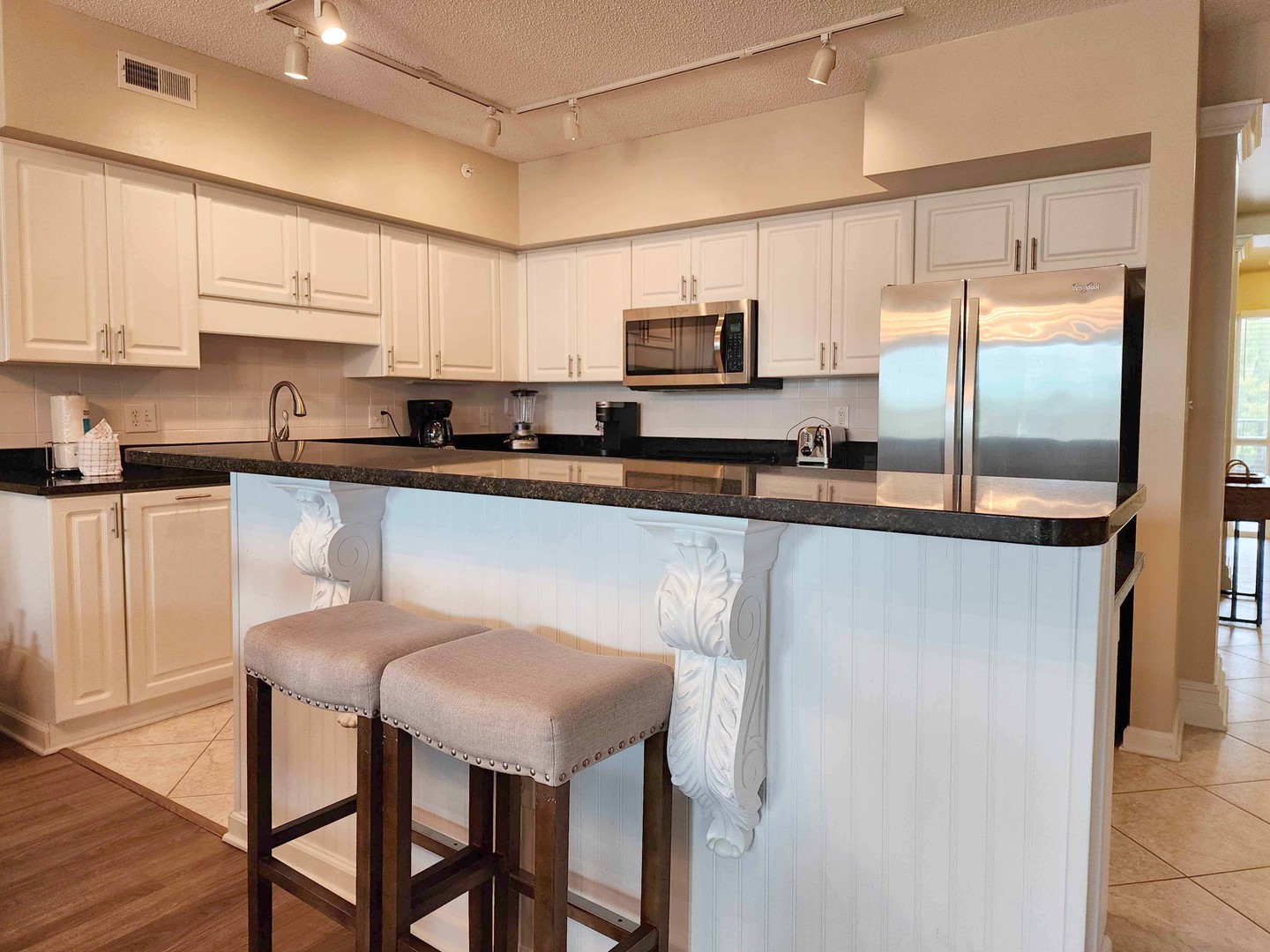 Breakfast Bar & Kitchen