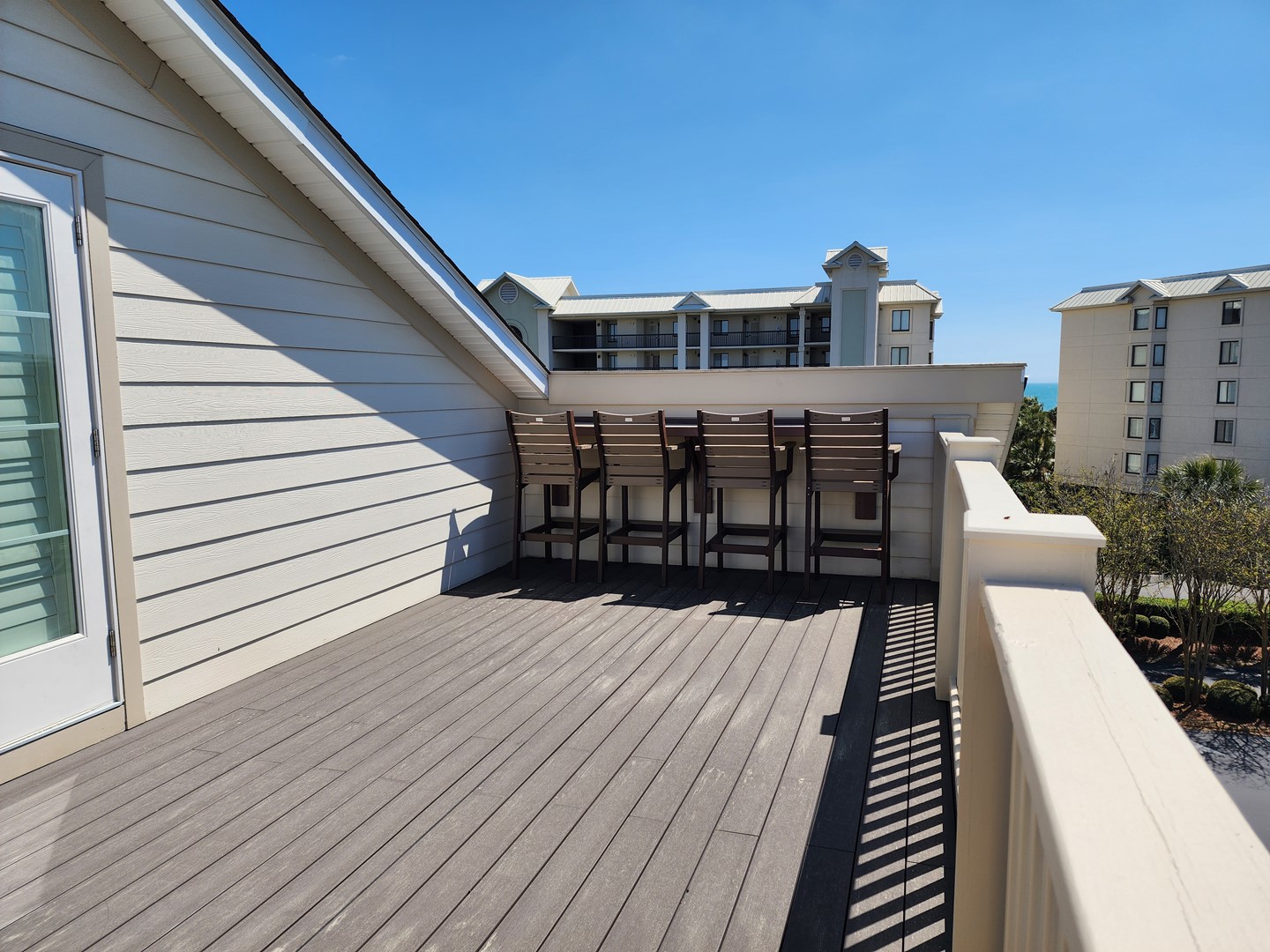 Top Floor Sundeck with Built-in Bar