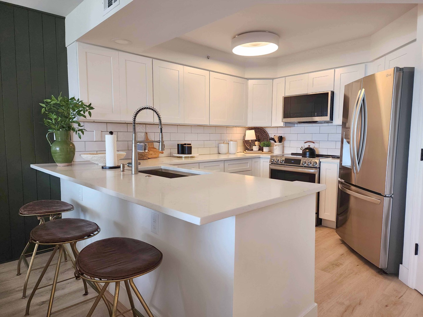 Breakfast Bar & Kitchen