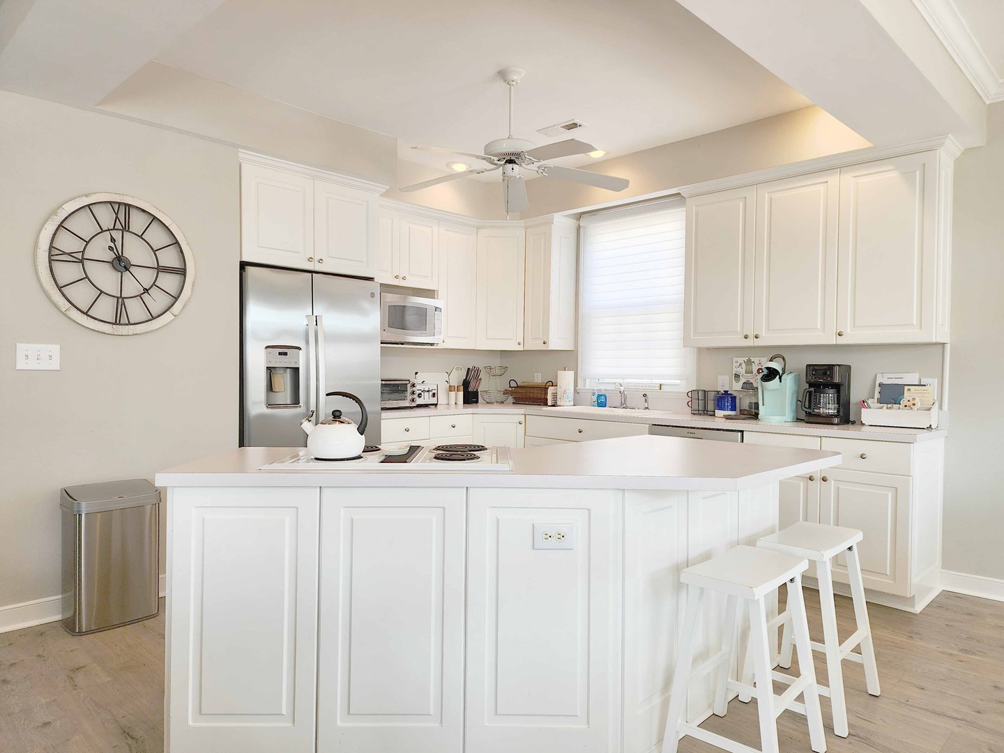 Breakfast Bar & Kitchen