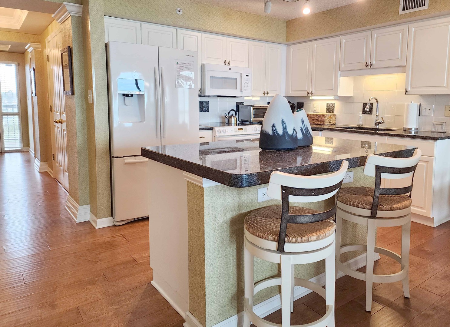 Breakfast Bar & Kitchen