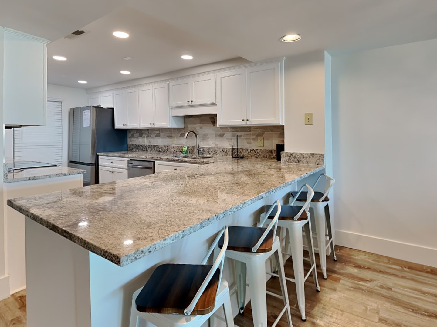 Breakfast Bar & Kitchen