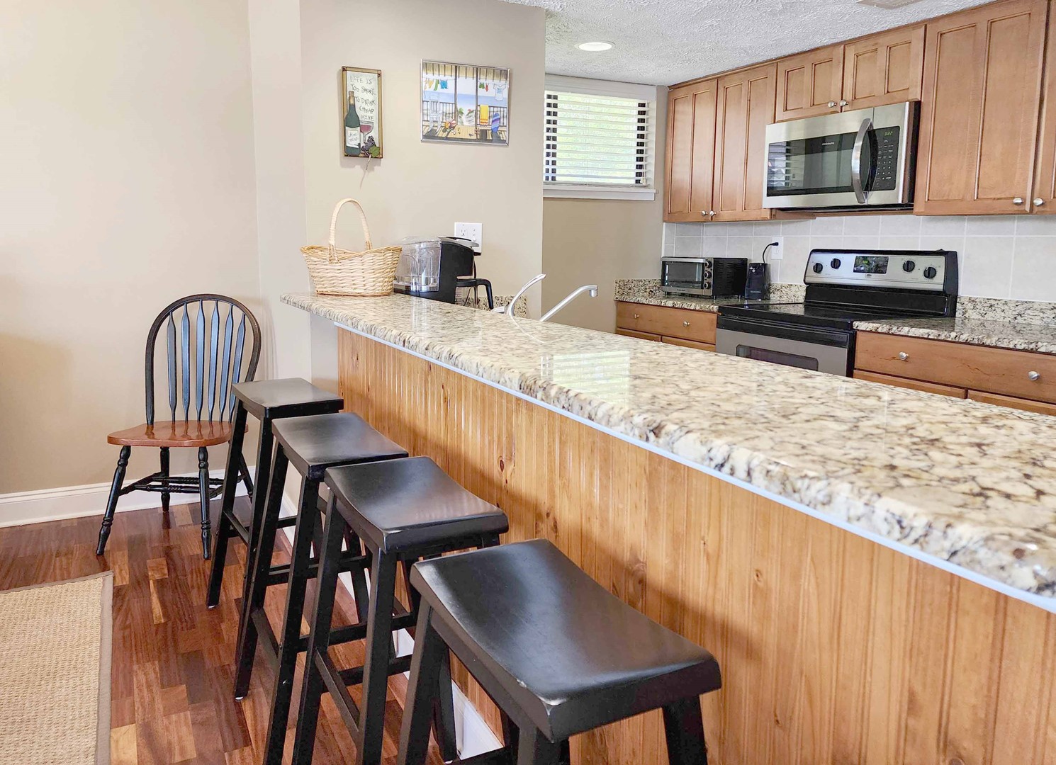 Breakfast Bar & Kitchen