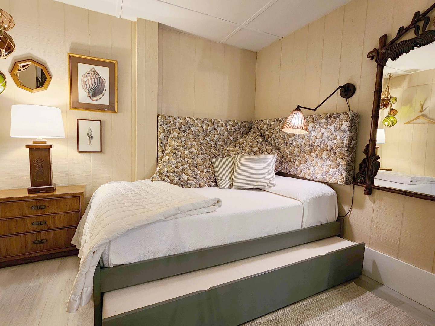 Ground Floor Alcove with Bed