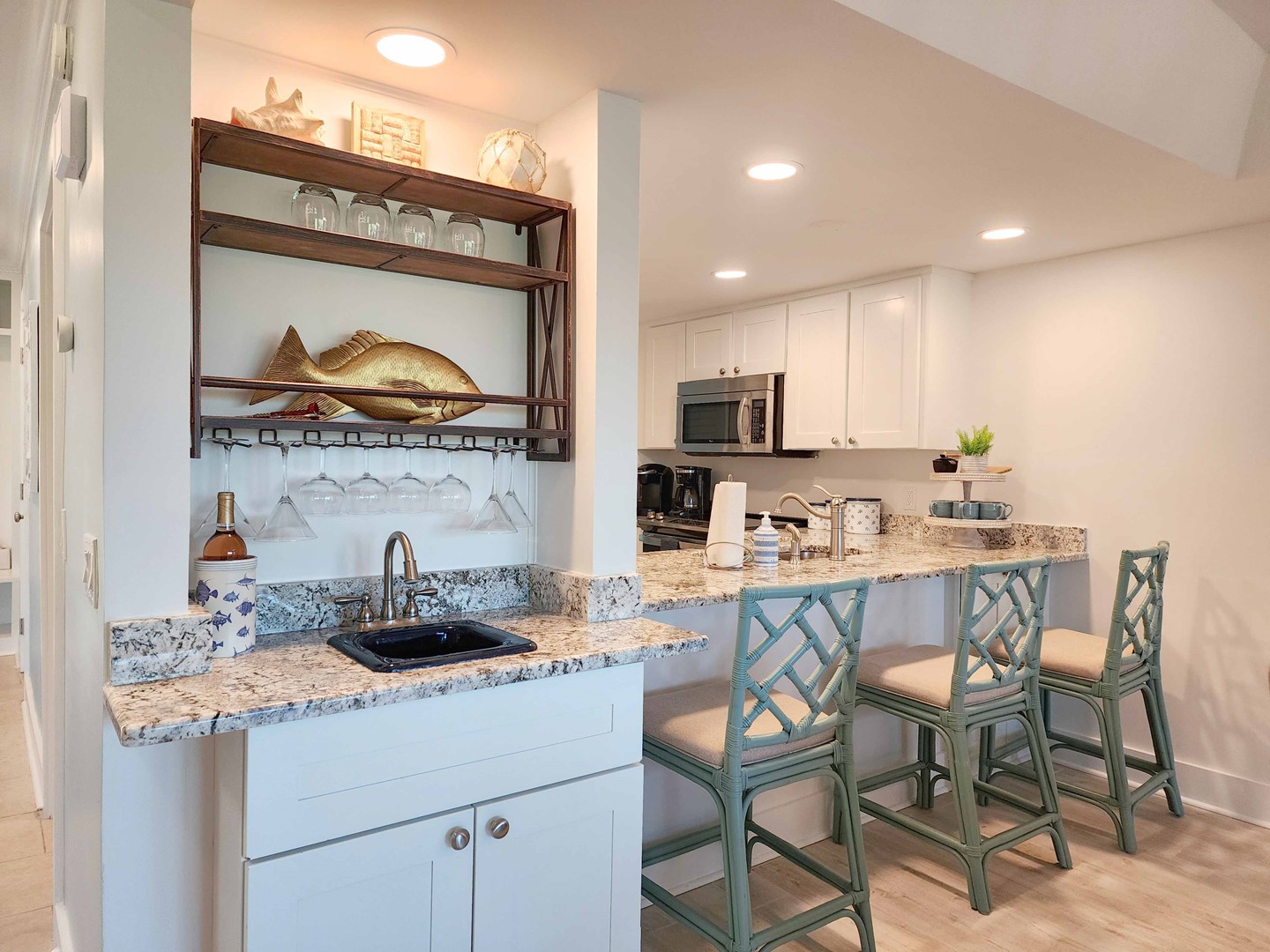 Breakfast Bar & Kitchen