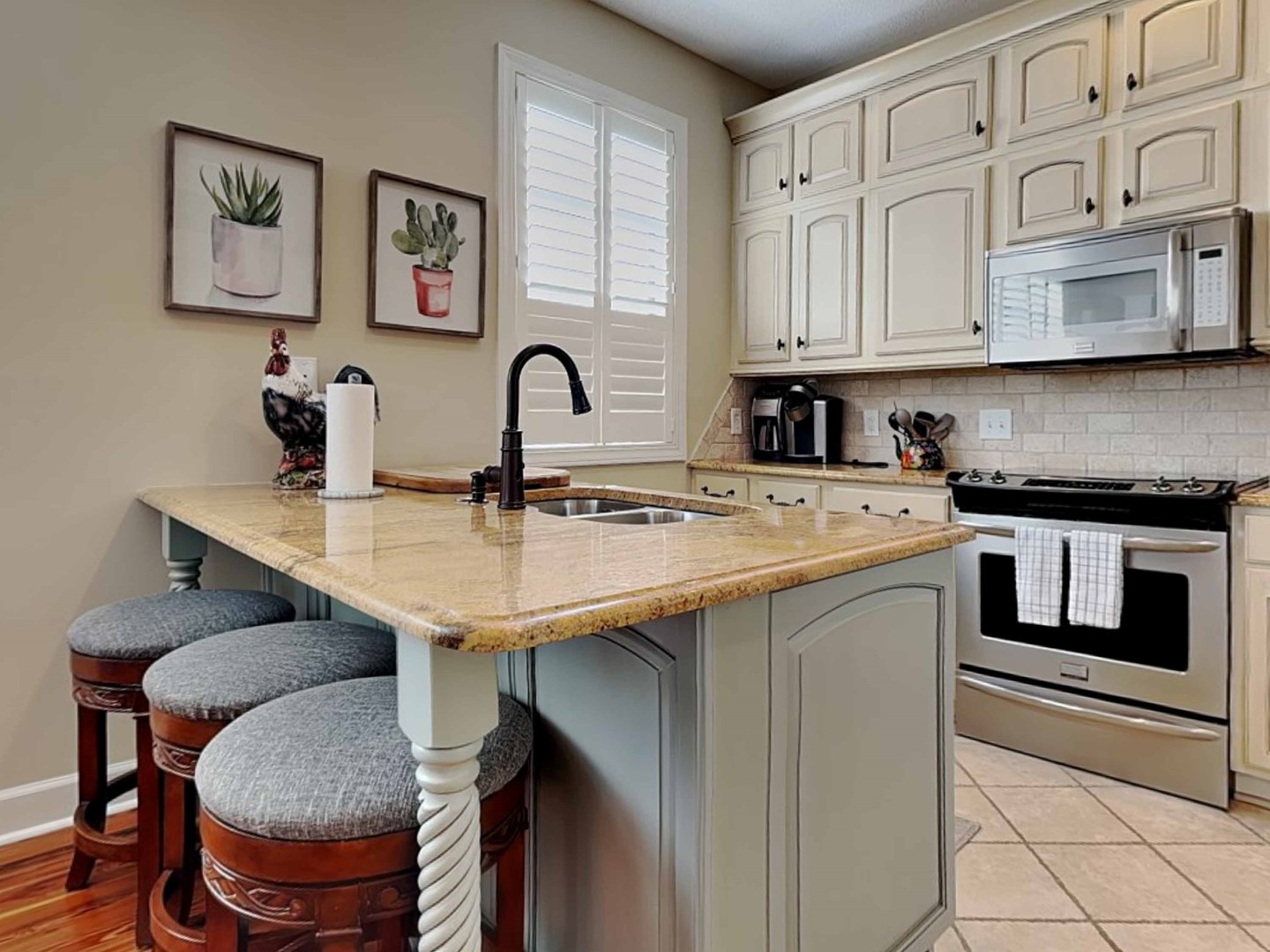 Breakfast Bar & Kitchen