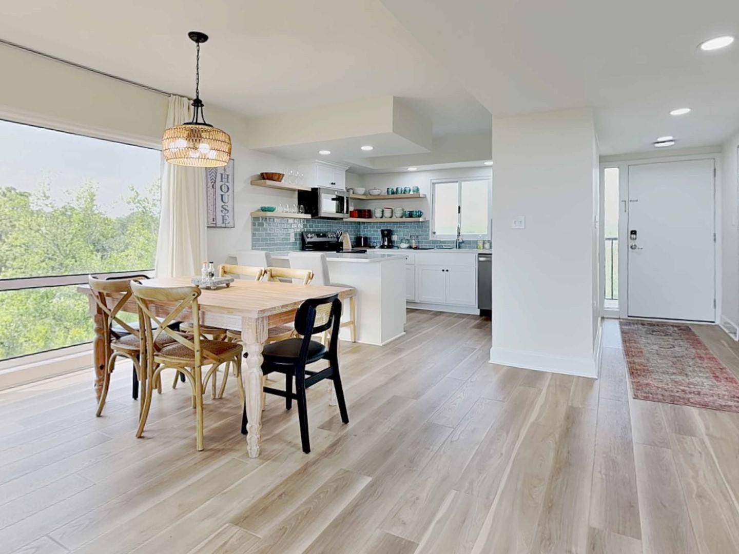 Dining Area & Kitchen
