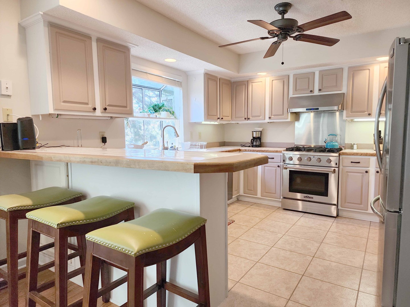 Breakfast Bar & Kitchen