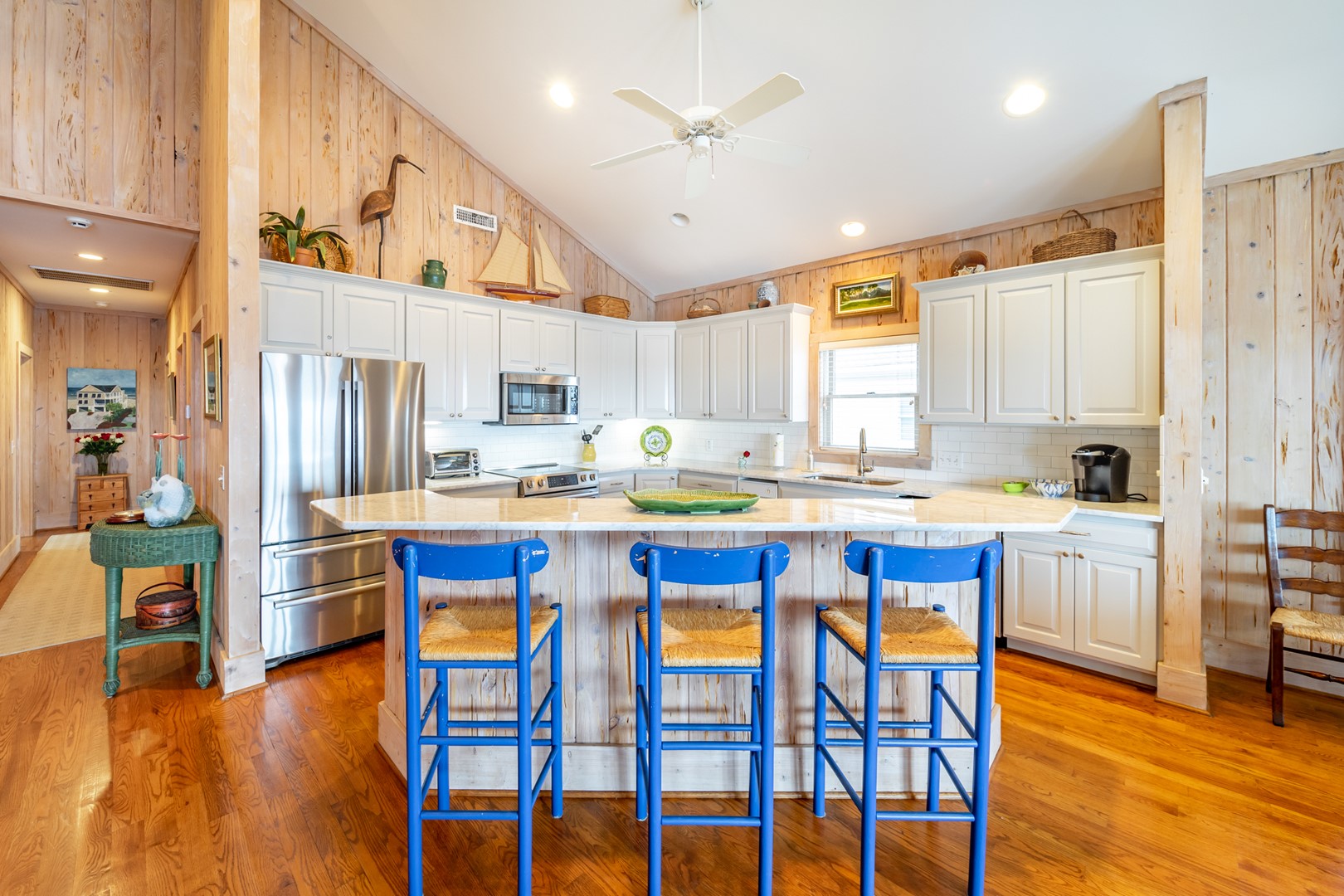 Kitchen & Breakfast Bar