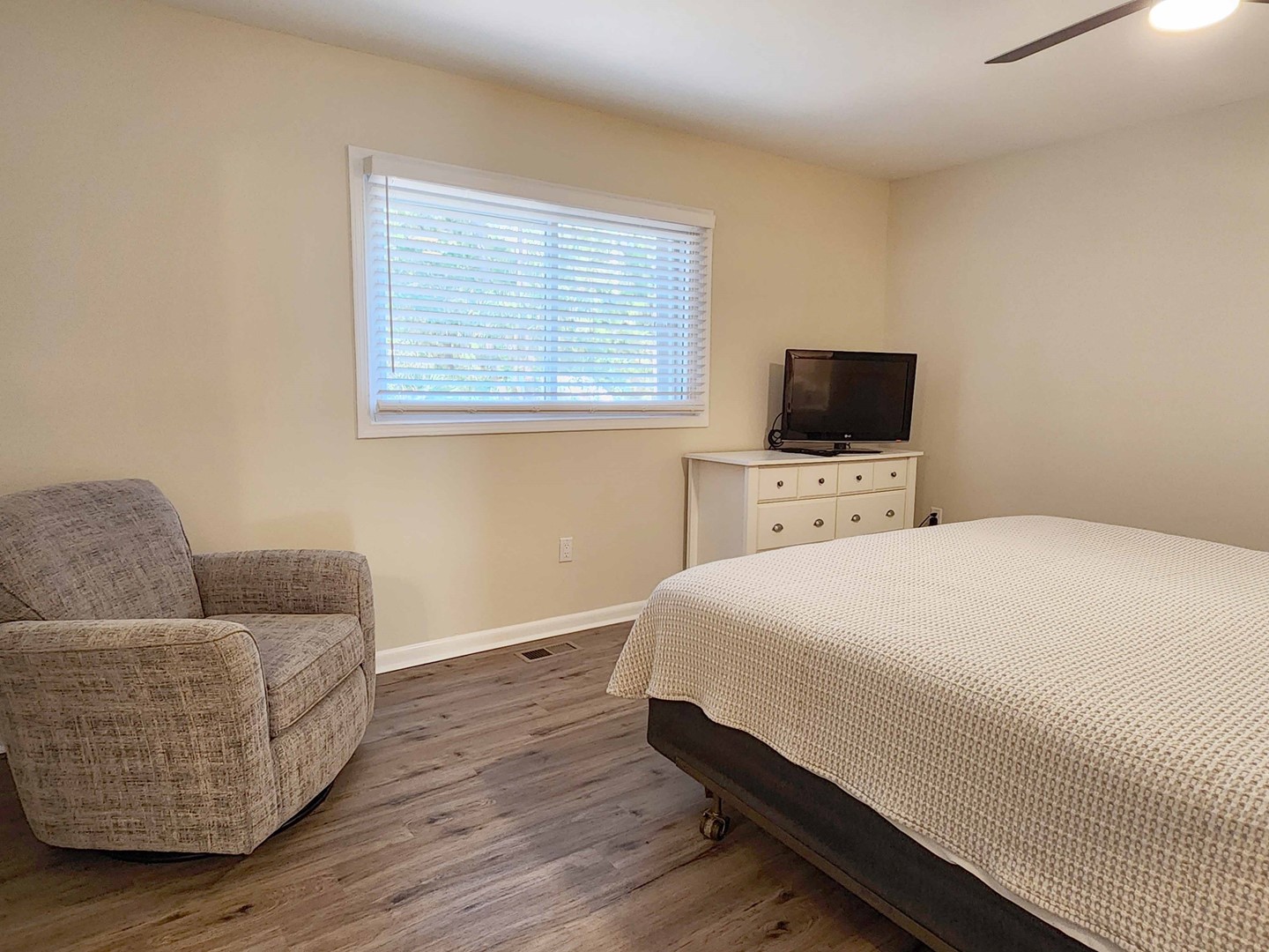 Bedroom 1 - Main Floor