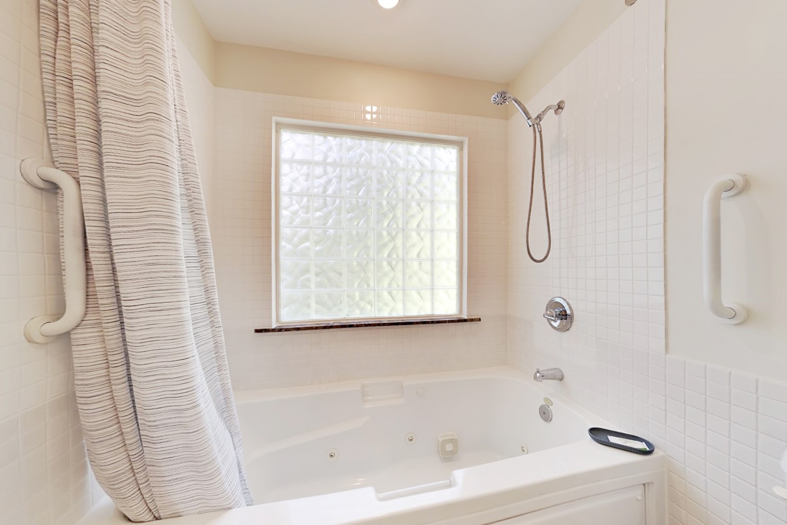 Bath 1 with Grab Bars - Main Floor