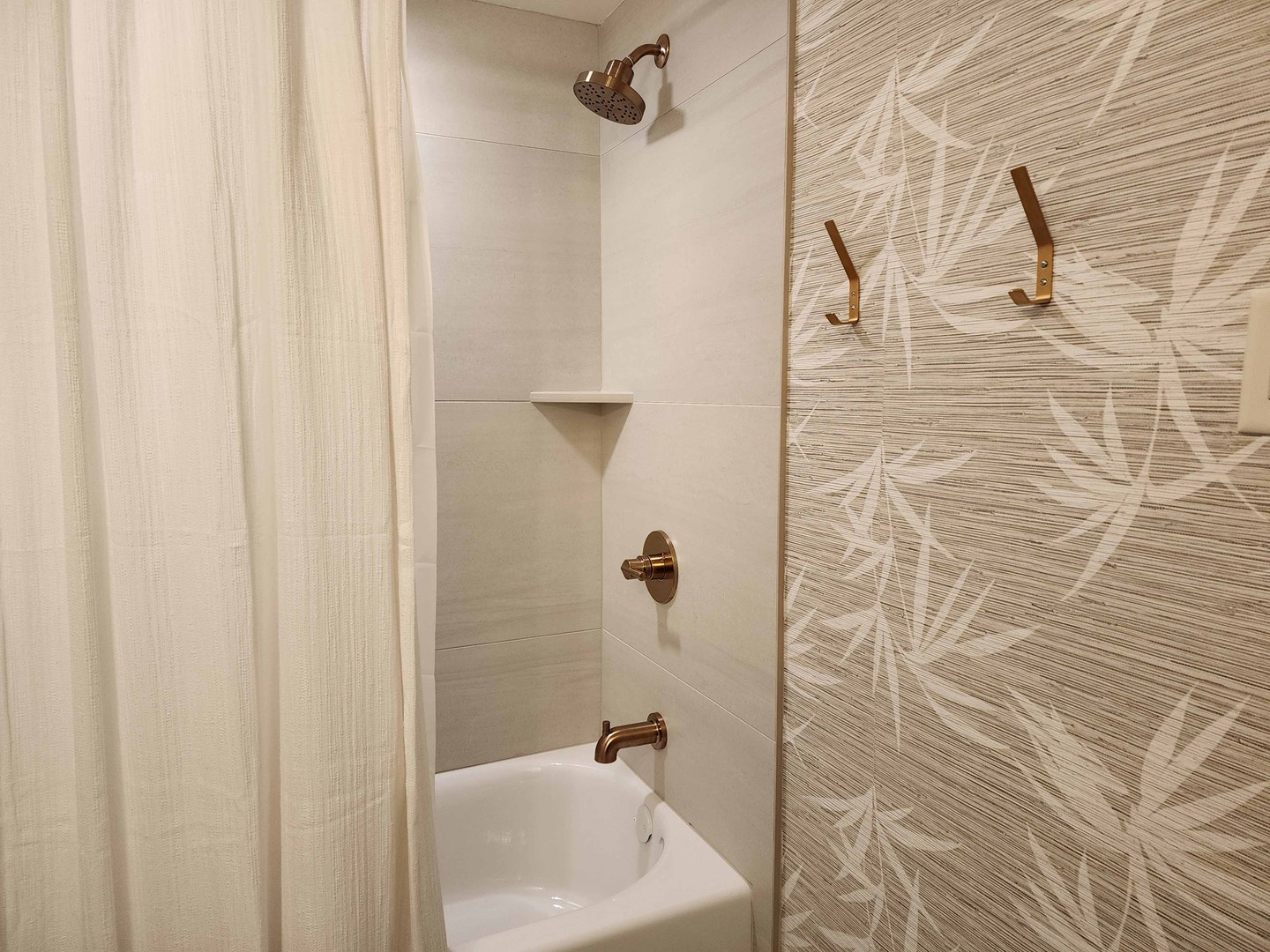 Hall Bath with Tub/Shower Combination