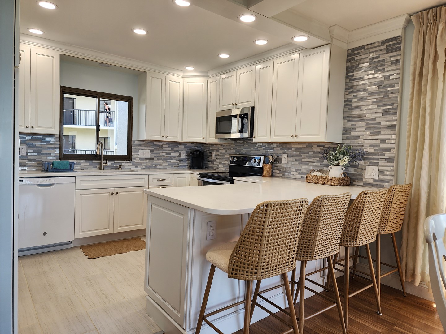 Breakfast Bar & Kitchen