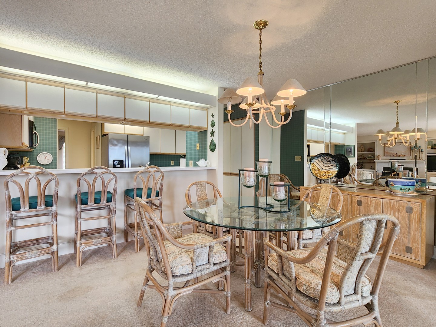 Dining Area & Breakfast Bar