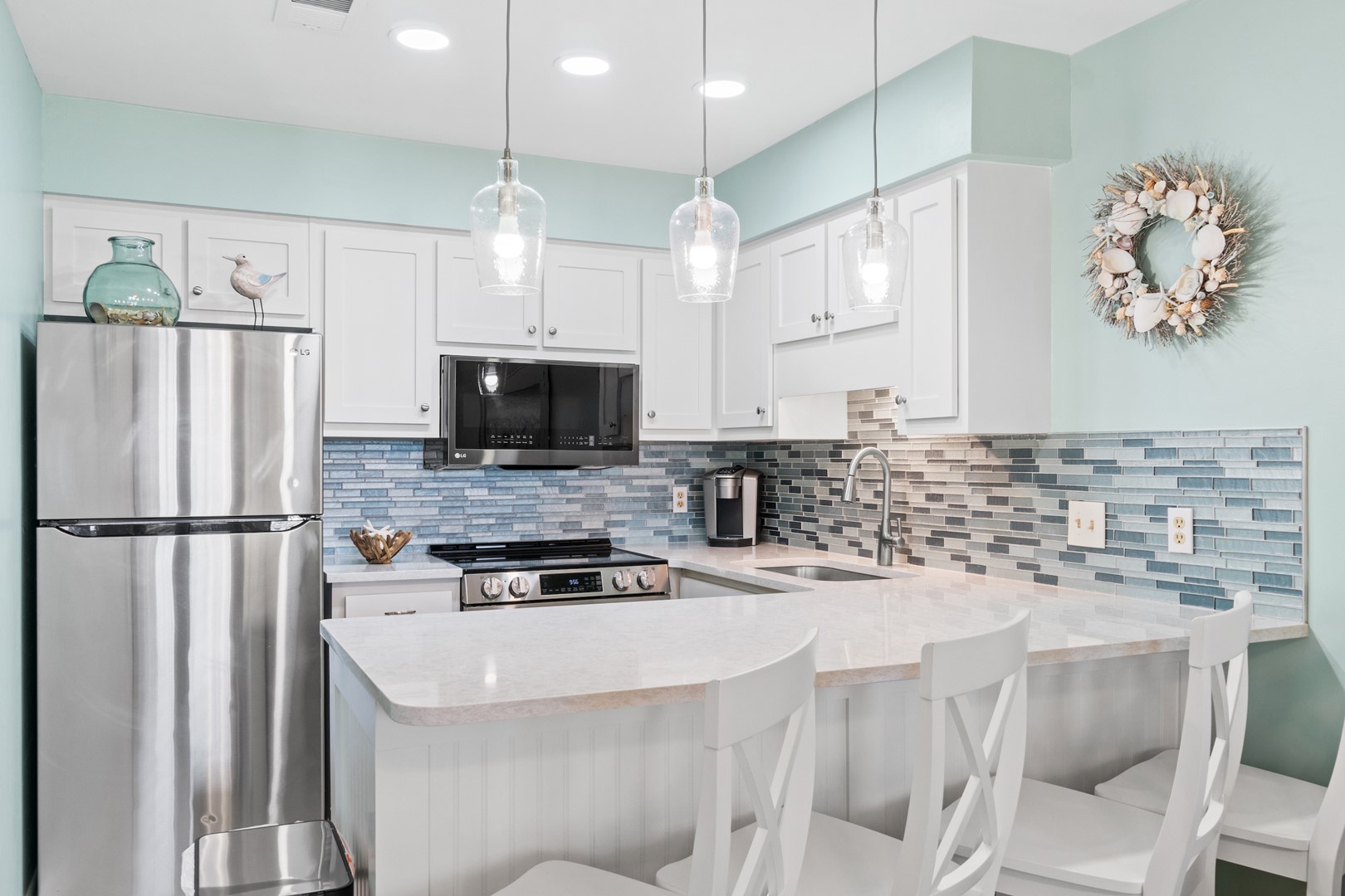Kitchen with Breakfast Bar